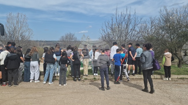 На Благовещение деца от разградско училище посетиха приюта за животни