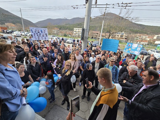 Над сто жители от сливенския квартал "Речица" излязоха на протест пред сградата на ВиК-Сливен