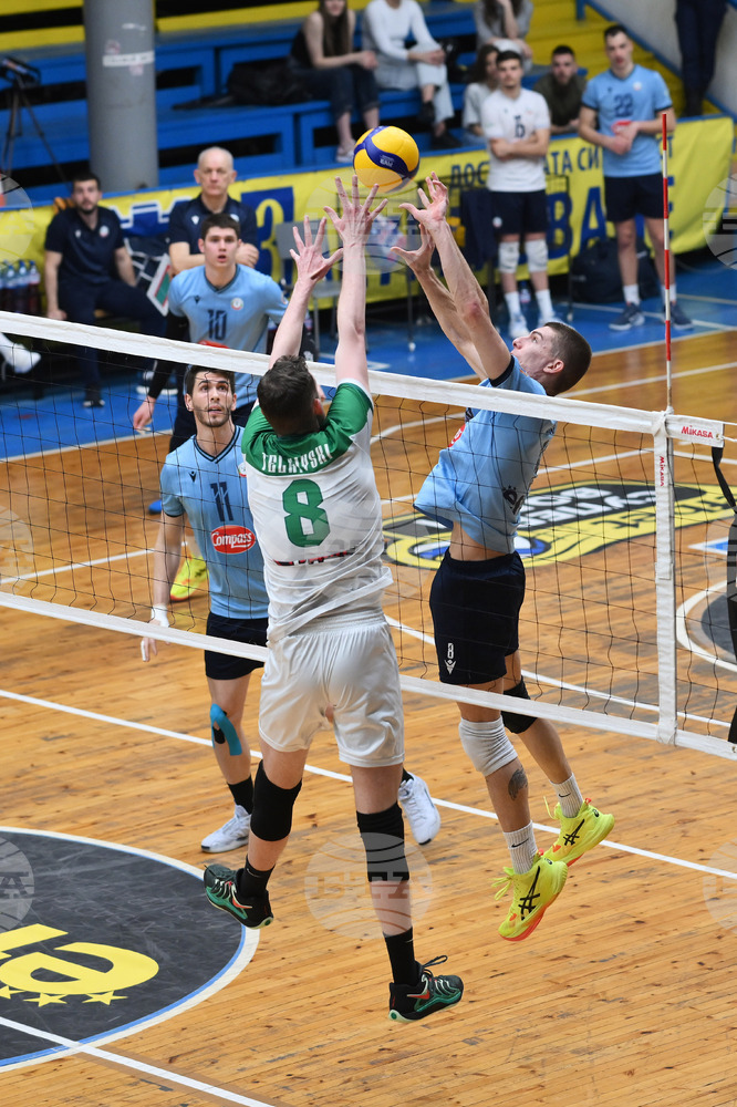 Берое е първият полуфиналист в мъжкото волейболно първенство след втора победа над Монтана, Левски (Сф) изравни серията във Варна