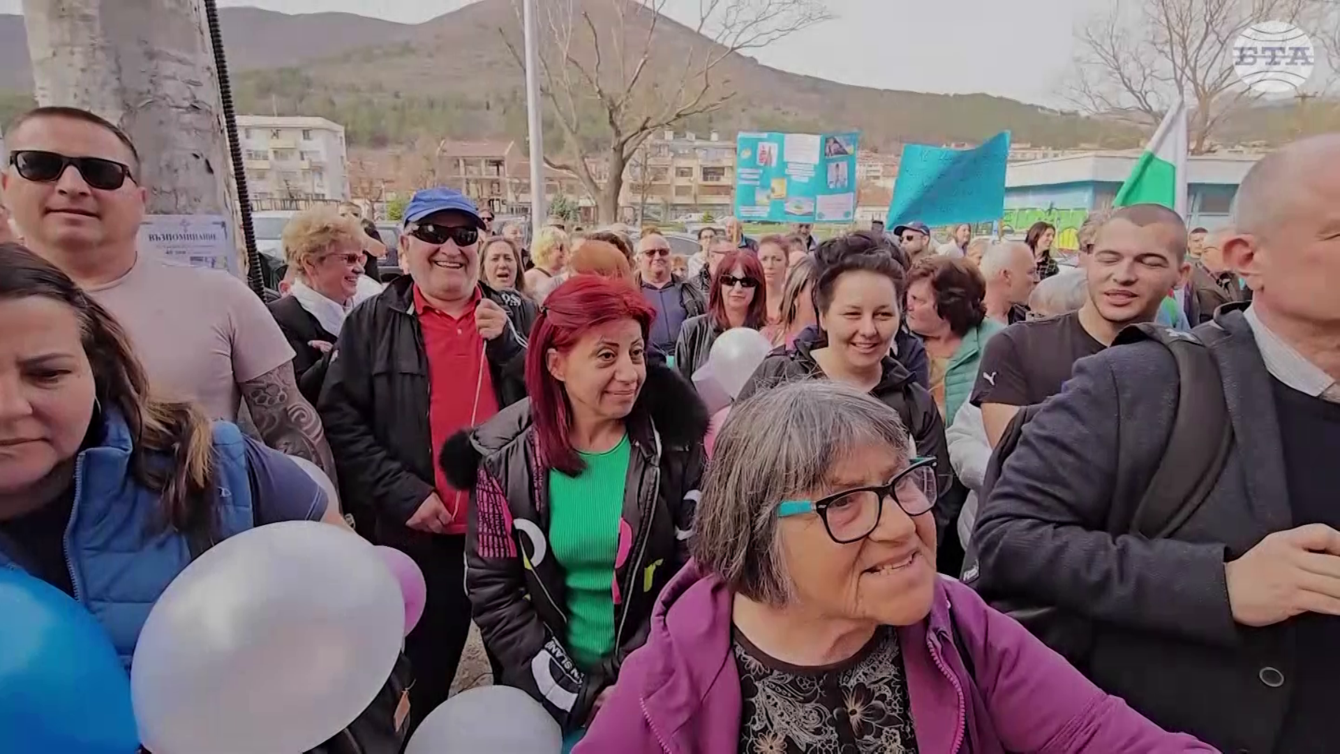 Над сто жители от сливенския квартал "Речица" излязоха на протест пред сградата на ВиК-Сливен