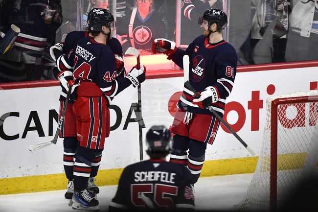 Уипинег победи Вашингтон след продължение в двубоя между лидерите в двете конференции на НХЛ