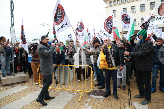 Възобновено е движението по пл. "Княз Александър I" след протесната демонстрация на поддръжниците на МЕЧ