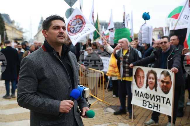 MECh Supporters Block Traffic in Sofia during Protest against Parliamentary Group Disbandment