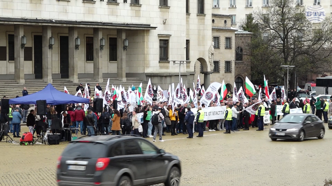 Симпатизанти на МЕЧ блокираха движението по пл. "Княз Александър I"