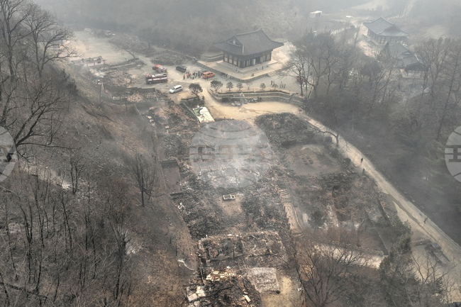 Пожарите в Южна Корея оставиха в руини вековен будистки храм