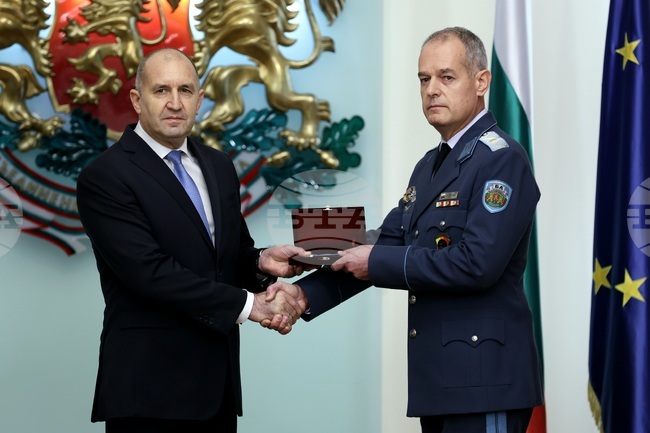 Президентът назначи командир на Военновъздушните сили и удостои военнослужещи с висши офицерски звания