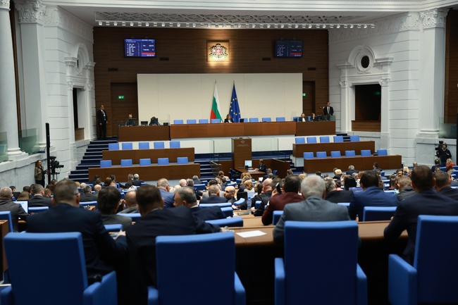 Депутатите удължиха работното си време до изчерпване на разискванията и гласуването по точка пета от седмичната си програма