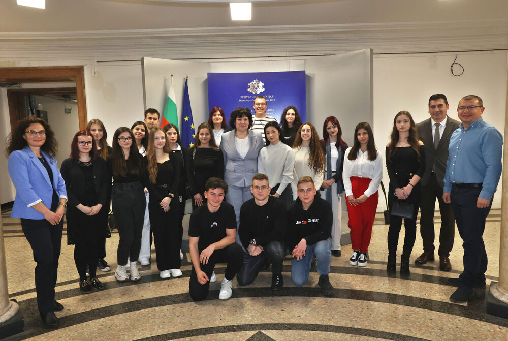 Ученици, бъдещи икономисти, се включиха в работата на Министерството на образованието и науката