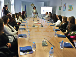 Ученици, бъдещи икономисти, се включиха в работата на Министерството на образованието и науката. Снимка: МОН