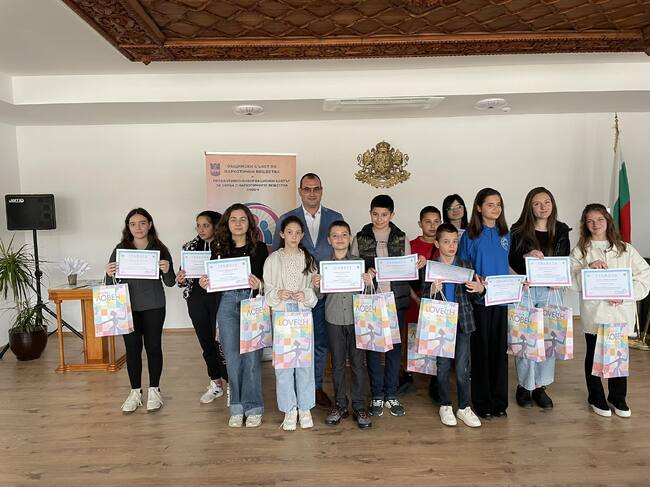 Община Ловеч: Наградиха победителите в конкурс за есе