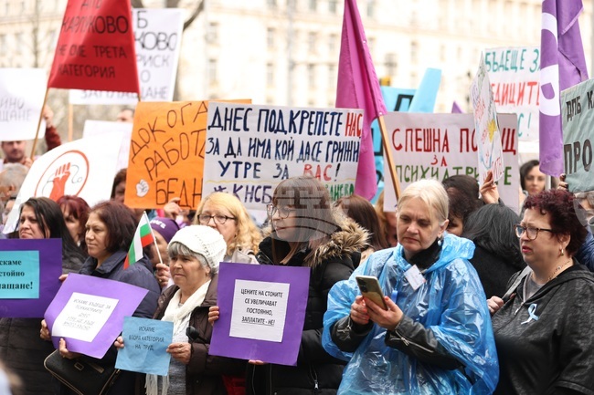 Psychiatrists Rally for 50% Pay Raise and Improved Working Conditions