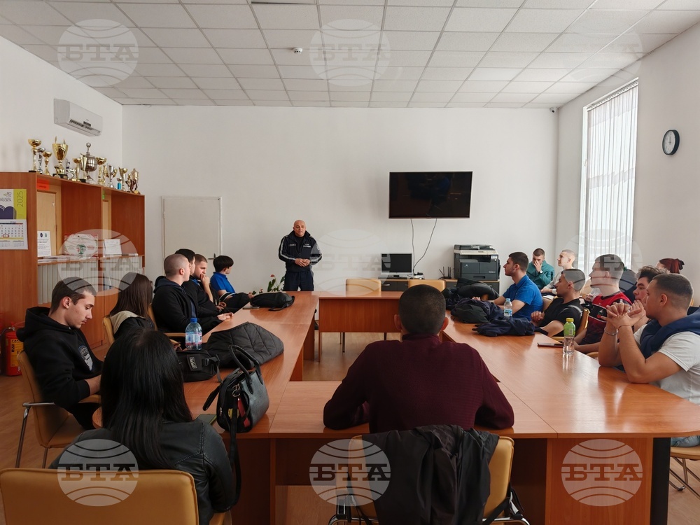 Пътни полицаи в Габрово започнаха беседи с дванадесетокласници по повод предстоящите абитуриентски балове