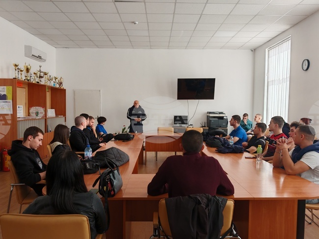 Пътни полицаи в Габрово започнаха беседи с дванадесетокласници по повод предстоящите абитуриентски балове