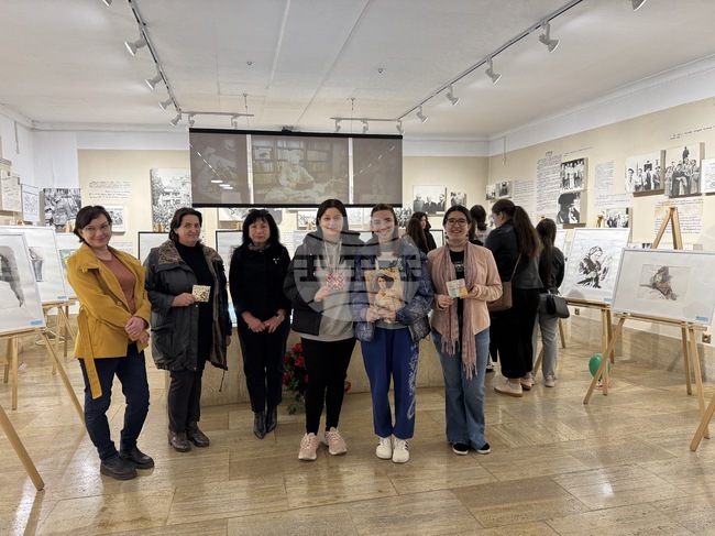 Ученици рисуваха реплики на Чудомирови творби в ателието "Нежни вдъхновения" в Казанлък