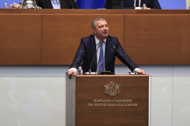 Стойнев към Василев: Безотговорен сте и към групата, и към избирателите си, допуснахте в Парламента депутат, който има проблеми с правосъдието в чужбина 