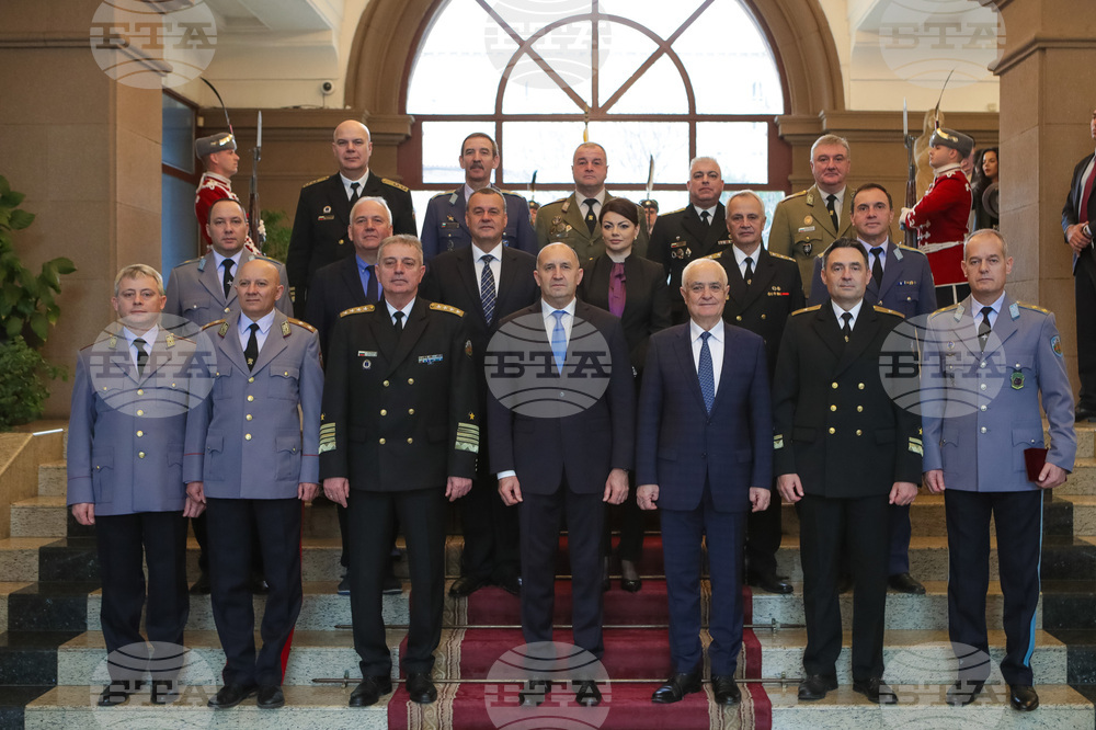 Президентът и върховен главнокомандващ на Въоръжените сили Румен Радев удостои български военнослужещи с висши офицерски звания