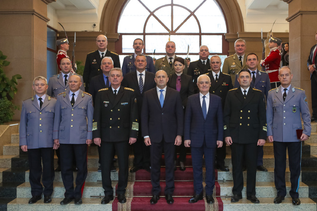 Президентът и върховен главнокомандващ на Въоръжените сили Румен Радев удостои български военнослужещи с висши офицерски звания