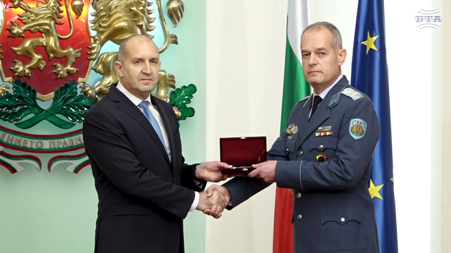 Президентът назначи командир на Военновъздушните сили и удостои военнослужещи с висши офицерски звания