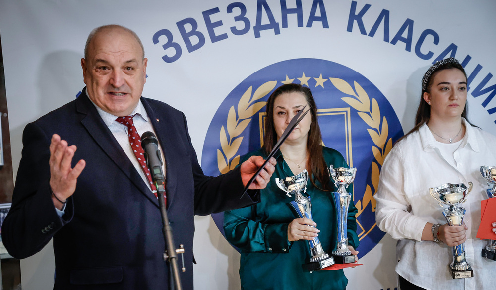 ММС: Заместник-министър Стоян Андонов награди най-заслужилите спортисти на ОСК “Левски”