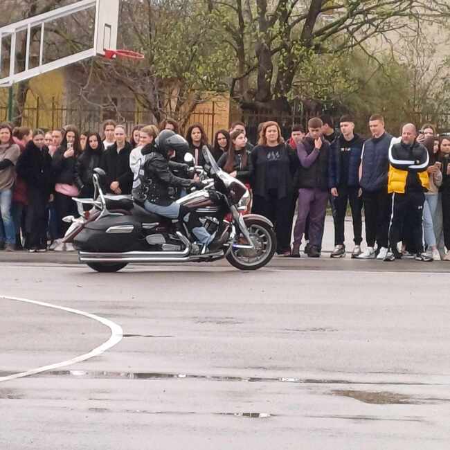 Пътната безопасност бе тема на открита демонстрация сред ученици от Търговище 