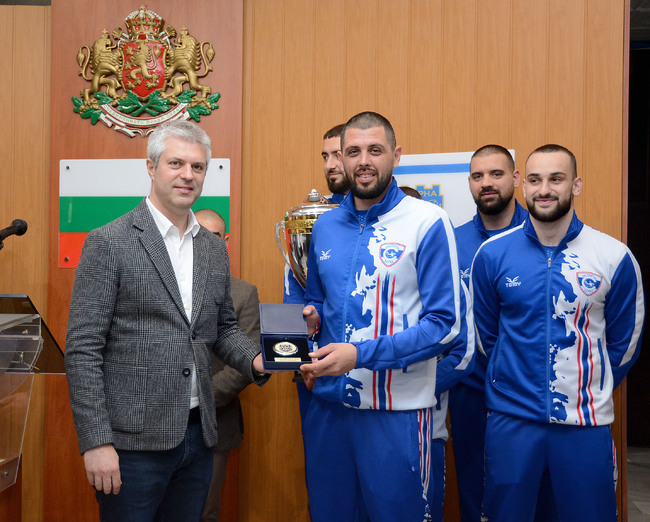 Кметът на Варна Благомир Коцев поздрави носителите на купата на България по водна топка „Спартак Варна“