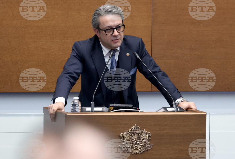 "Продължаваме промяната - Демократична България" да се върнат в залата и да гласуват против този вот на недоверие, призова Тома Биков по време на разискванията на вота 