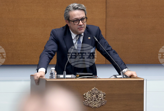 "Продължаваме промяната - Демократична България" да се върнат в залата и да гласуват против този вот на недоверие, призова Тома Биков по време на разискванията на вота 