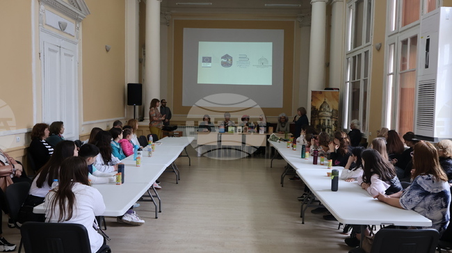 Румънската поетеса Евелин Кроитору беше представена за Деня на европейските автори в Русенската библиотека