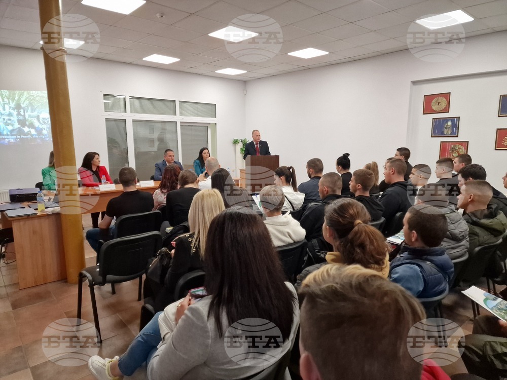 Дванадесетокласници от Радомир се срещнаха с представители на бизнеса по време на второто издание на кариерния форум "Избирам Радомир"