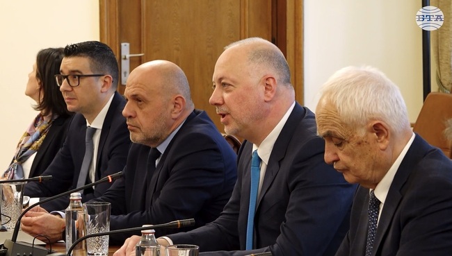 Трябва да излезем с ясно послание за съвместни начинания в отбранителната индустрия, каза Росен Желязков на среща с делегация от „Райнметал“