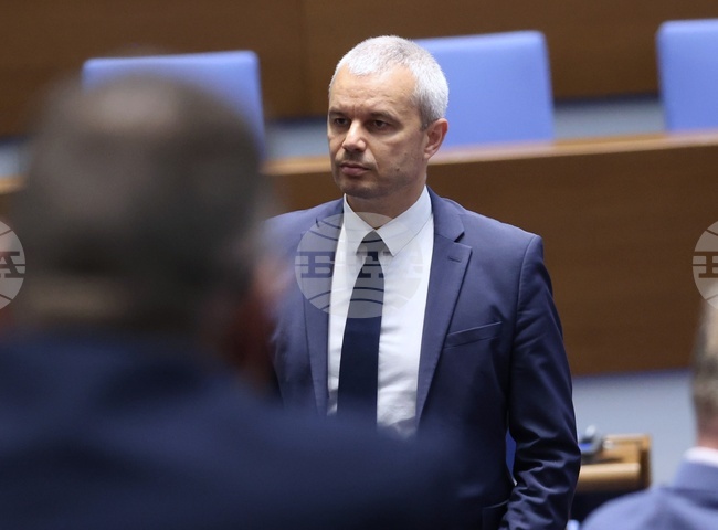 Настояваме за незабавна оставка на правителството и връщане към външна политика, основана на националния интерес, заяви Костадин Костадинов