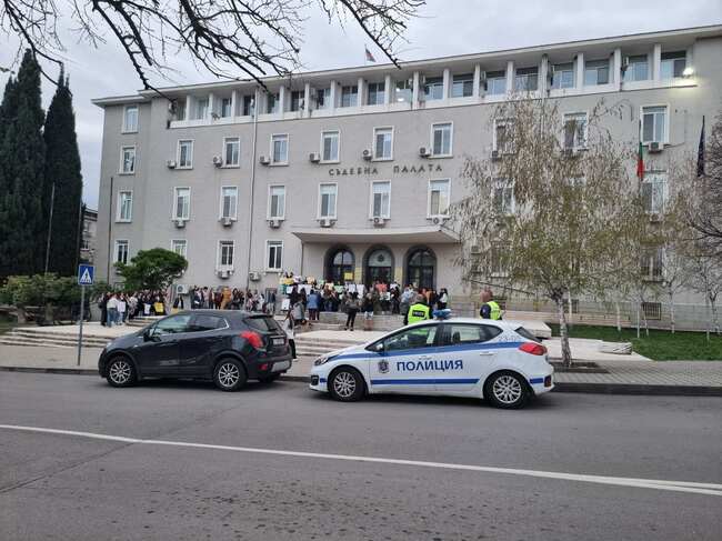 Старозагорци се събраха на протест, за да покажат несъгласието си с насилието над животни