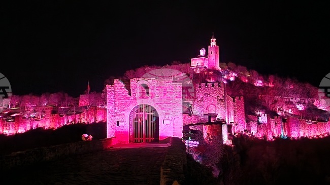 За първи път в 40-годишната история на спектакъла „Звук и светлина“ на хълма Царевец ще прожектират двете му версии в един ден