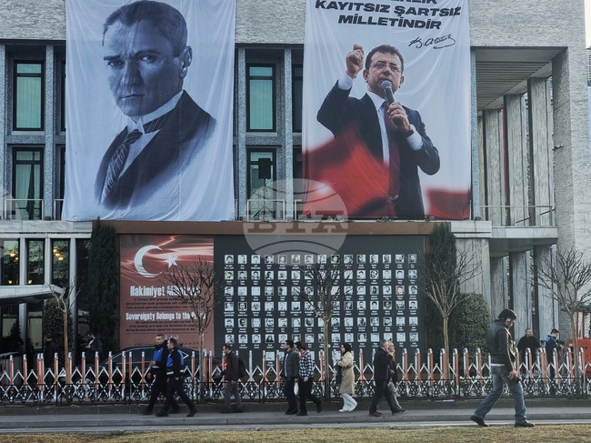 Подсъдимият кмет на Истанбул Имамоглу беше посрещнат от привърженици в съдебната зала със скандирания „Имамоглу – президент“