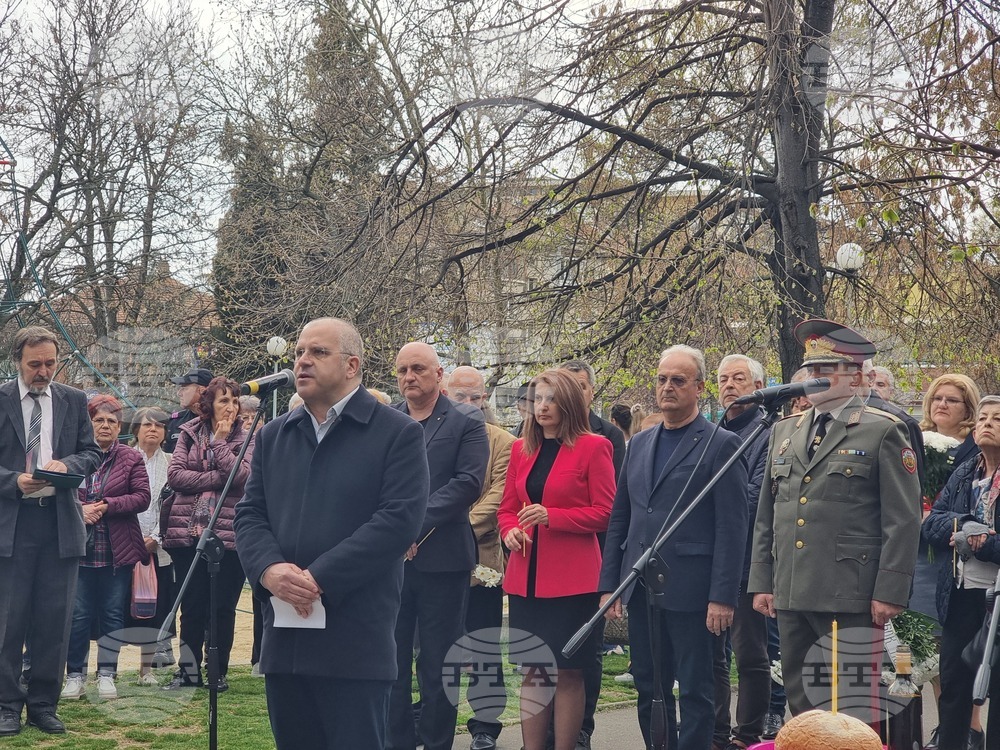 Стара Загора - поднасяне на венци и цветя - Ден на Тракия