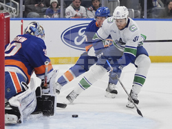 Canucks Islanders Hockey