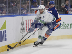 Canucks Islanders Hockey