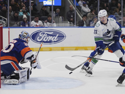 Canucks Islanders Hockey