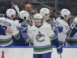 Canucks Islanders Hockey