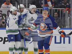 Canucks Islanders Hockey