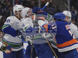 Canucks Islanders Hockey