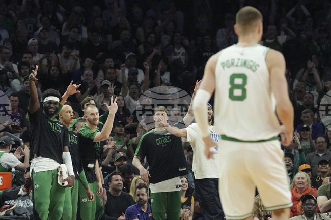 Кристапс Порзингис отбеляза 30 точки за победа на Бостън срещу Финикс в НБА