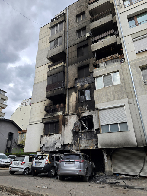 Три автомобила и фасадата на сграда са засегнати при пожар в столичния квартал "Лозенец", съобщиха от полицията 