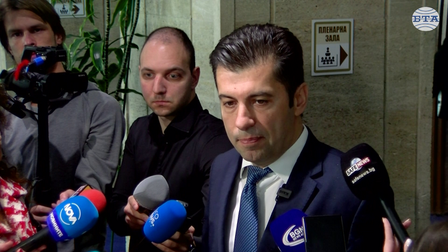 Нашият вот на недоверие ще бъде иницииран веднага след датата за приемането ни в еврозоната, каза съпредседателят на ПП Кирил Петков