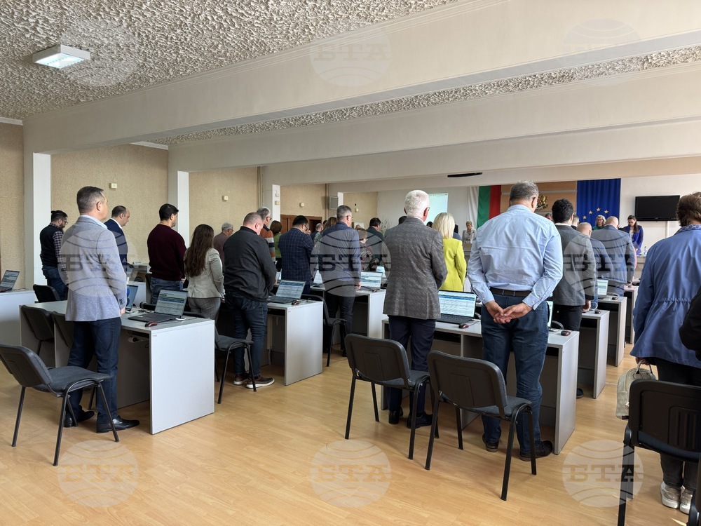 С едноминутно мълчание в памет на жертвите от Кочани и на загиналия при арест казанлъчанин започна заседанието на Общинския съвет в Казанлък