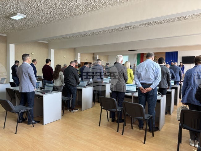 С едноминутно мълчание в памет на жертвите от Кочани и на загиналия при арест казанлъчанин започна заседанието на Общинския съвет в Казанлък