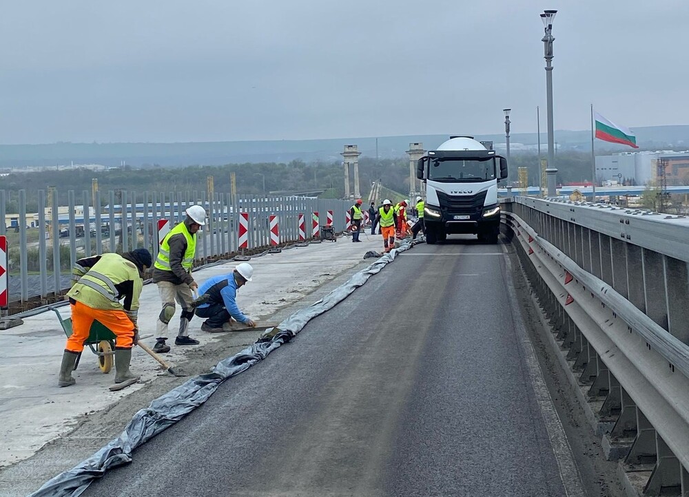 АПИ: Около 75 куб. м бетон ще бъдат излети днес при ремонта на Дунав мост при Русе