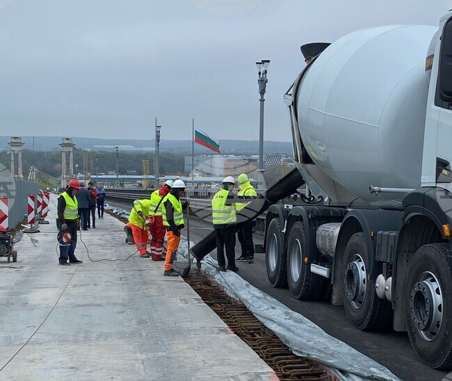 Строителните дейности на Дунав мост при Русе започнаха веднага след затварянето му