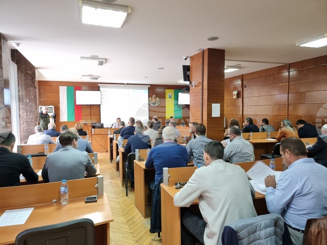 Поскъпването на таксите за платен абонамент за паркиране в "Синя зона" в Ямбол засега се отлага