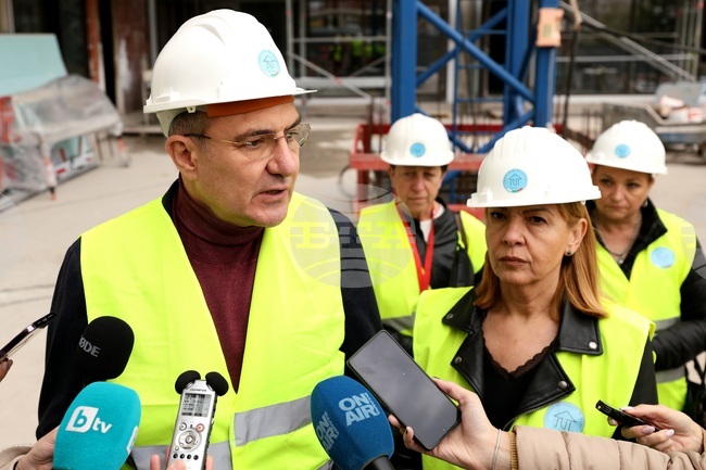 Вероятно ще имаме утре среща с Теменужка Петкова и Деница Сачева за великденските надбавки за пенсионерите, каза министър Гуцанов